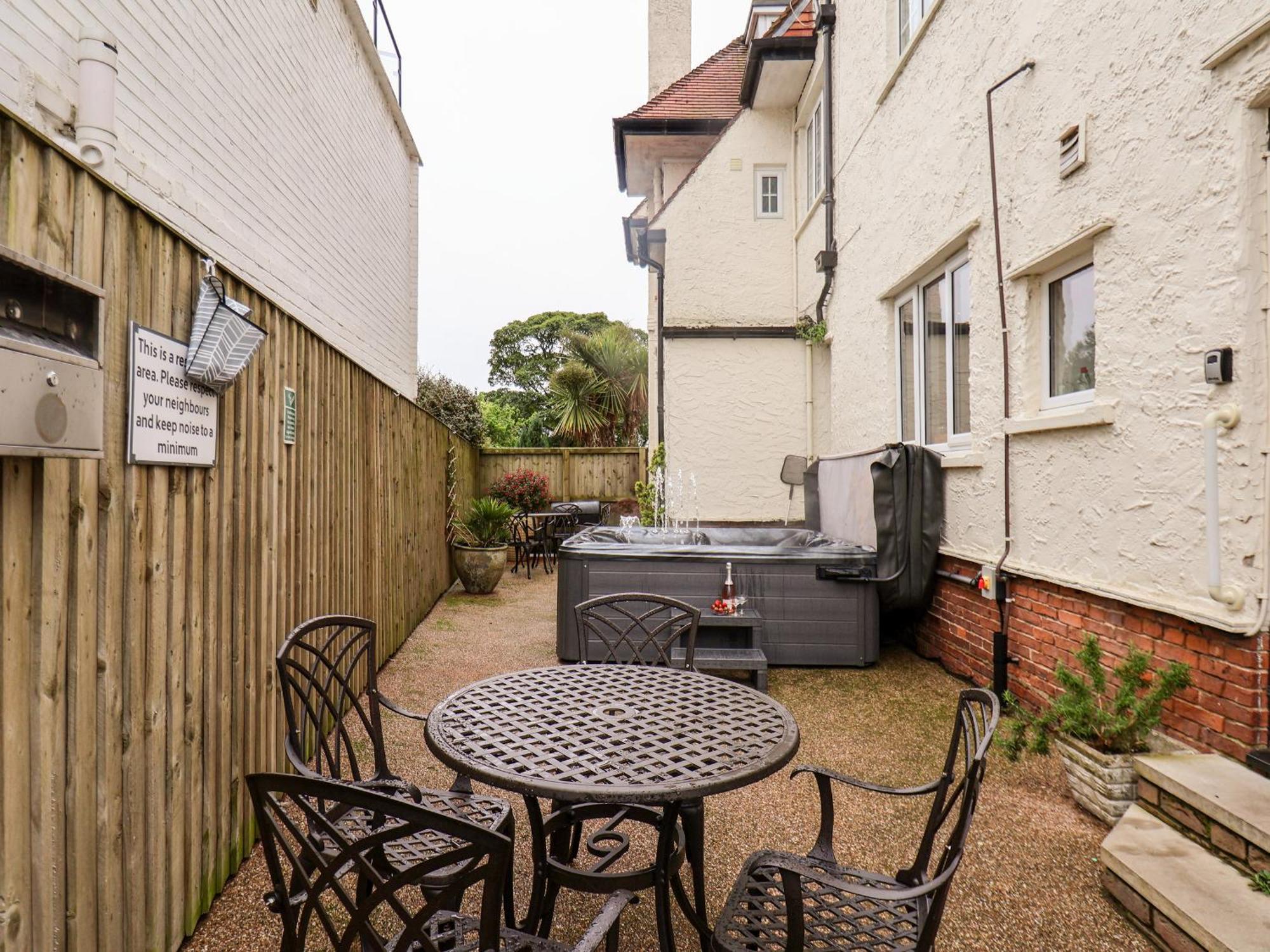 Yardley Manor Villa Scarborough Exterior photo